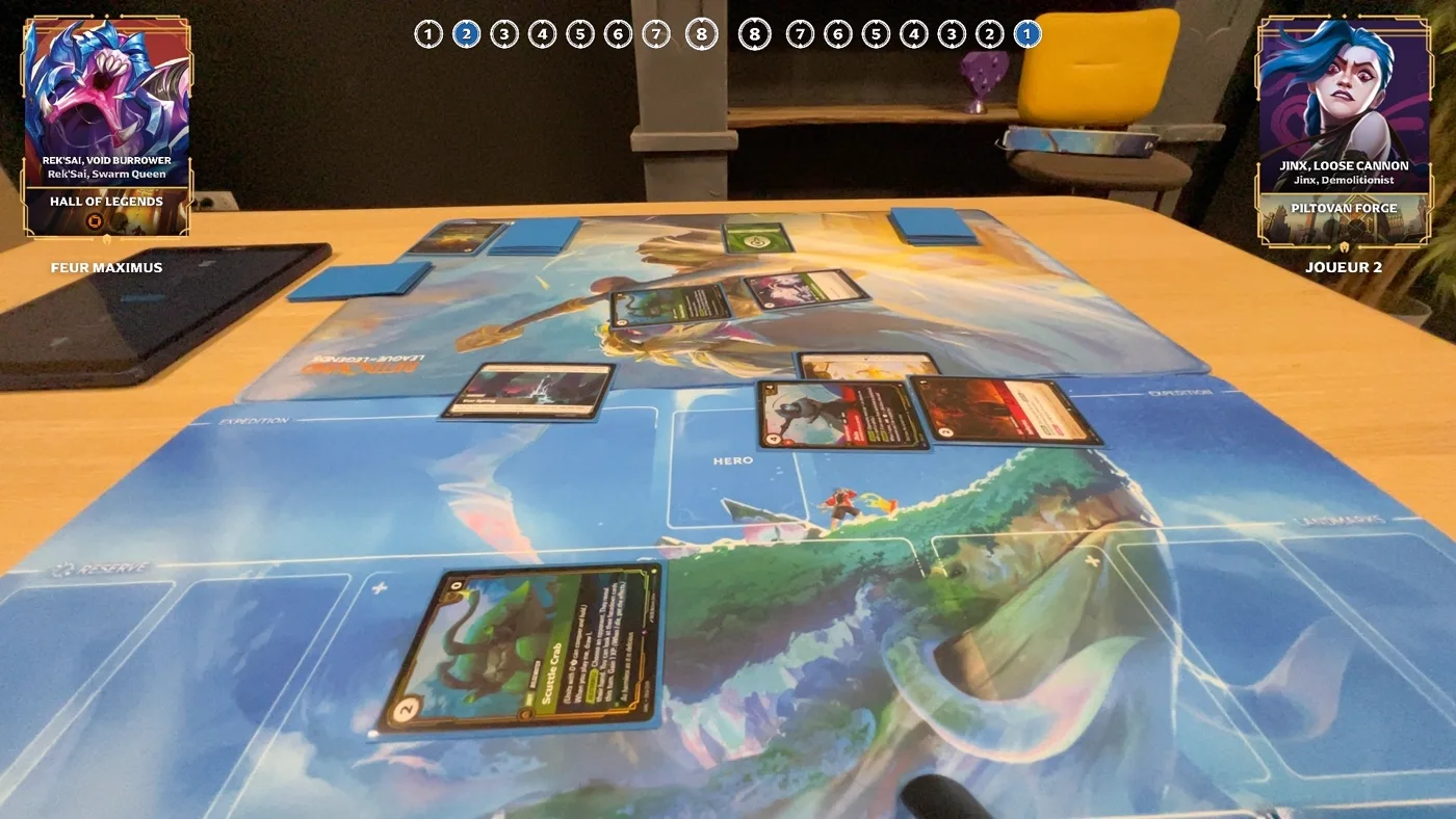 Une partie en cours vue du dessus, avec l'overlay compact posé par-dessus.