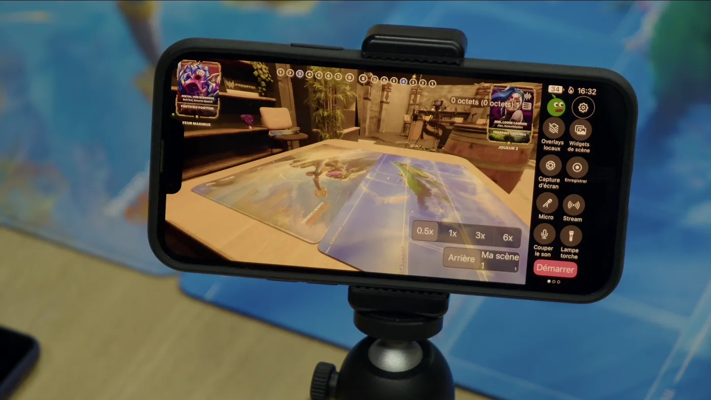 Un iPhone sur un petit trépied, qui filme le tapis avec l'overlay compact déjà en place.
